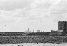 831040 Gezicht op een braakliggend terrein in de wijk Overvecht te Utrecht met op de achtergrond de gashouder van het ...